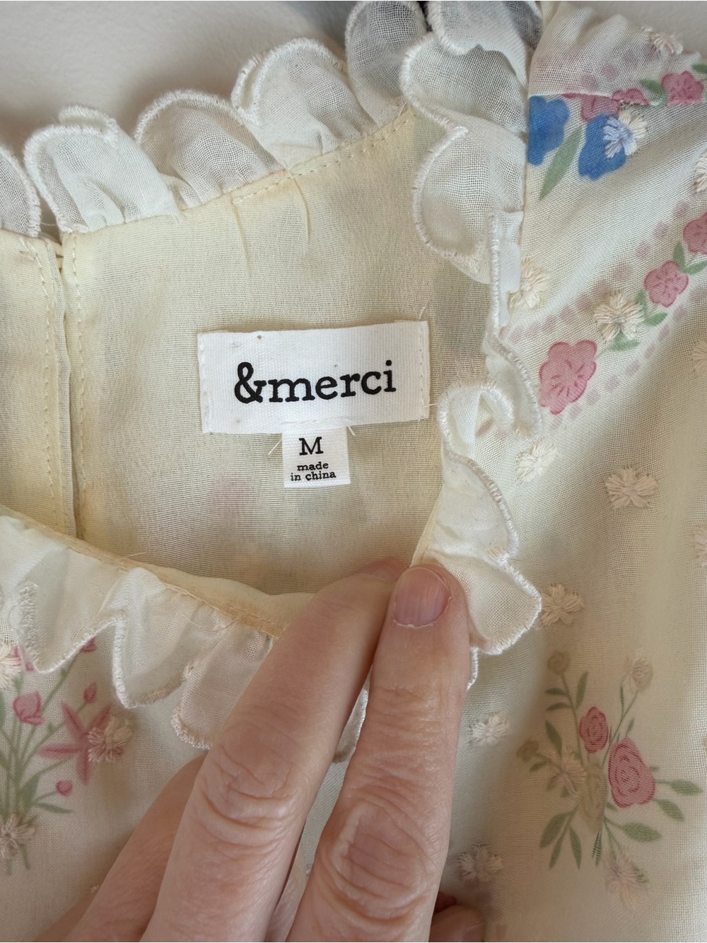 &Merci Cream Floral Sleeveless Blouse with Scalloped Trim Size medium - Picture 2 of 7